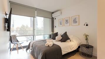 Appartement Supérieur, balcon | Espace de travail pour ordinateur portable, fer et planche à repasser