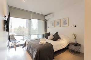 Apartamento superior, balcón | Espacio para trabajar con un portátil y tabla de planchar con plancha