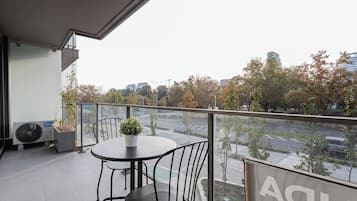Apartamento superior, sacada | Sacada