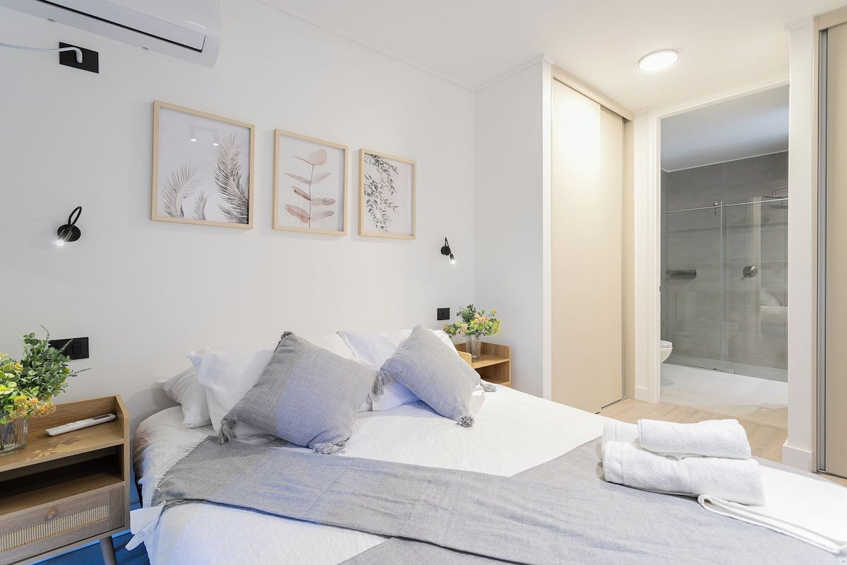 Apartamento básico, balcón | Espacio para trabajar con un portátil y tabla de planchar con plancha