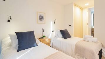 Departamento familiar, balcón | Espacio para trabajar con laptop y tabla de planchar con plancha