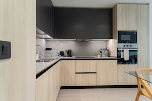 Apartamento familiar, balcón | Cocina privada | Frigorífico, microondas, horno y placa de cocina