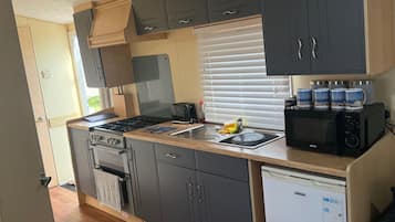 Kylskåp, mikrovågsugn, ugn och spishäll