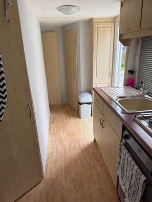 Lemari es, microwave, oven, dan kompor