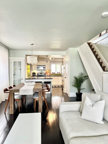 Holiday Promo - Modern Upper Beaches House - 3 Bedrooms 2 Bathrooms w/ Parking