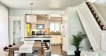 Holiday Promo - Modern Upper Beaches House - 3 Bedrooms 2 Bathrooms w/ Parking