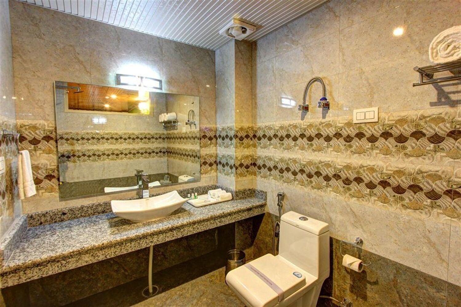 Luksus-dobbeltværelse - bjergudsigt | Badeværelse | Bruser, hjemmesko, håndklæder, Sæbe