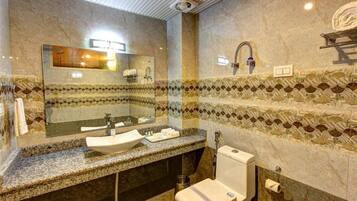 Luksus-dobbeltværelse - bjergudsigt | Badeværelse | Bruser, hjemmesko, håndklæder, Sæbe