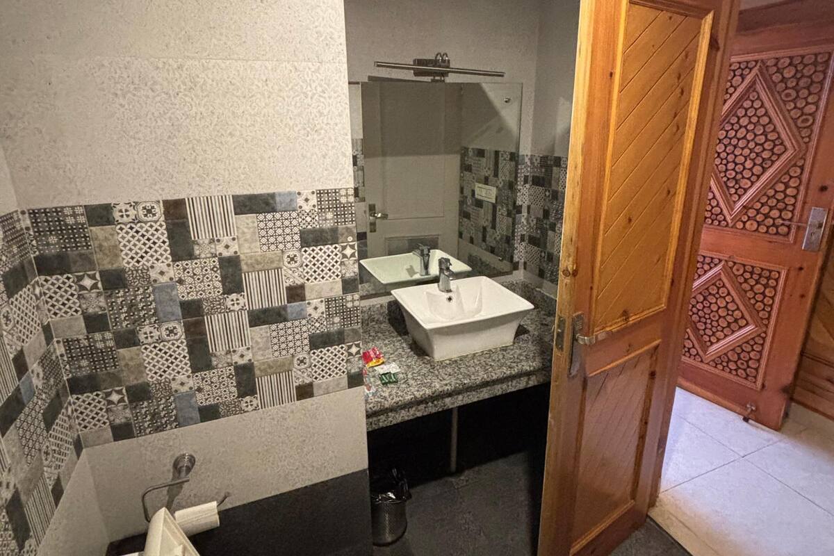 Shower, slippers, bidet, towels