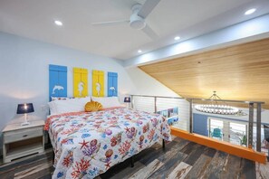 3 habitaciones, escritorio y tabla de planchar con plancha