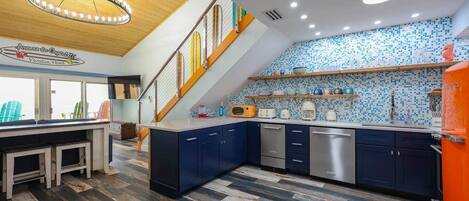 Køleskab, mikrobølgeovn, ovn, kogeplade