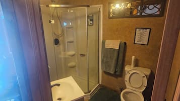 Regadera, toallas, jabón, papel de baño