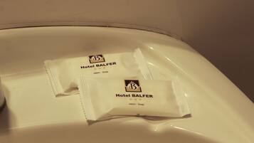 Dos paquetes de jabón Hotel Balfer sobre un lavabo blanco.