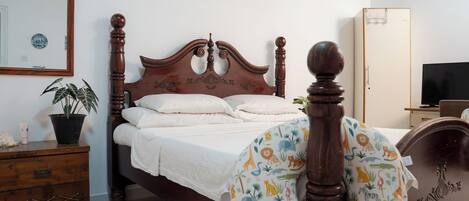 3 habitaciones, escritorio, tabla de planchar con plancha y wifi