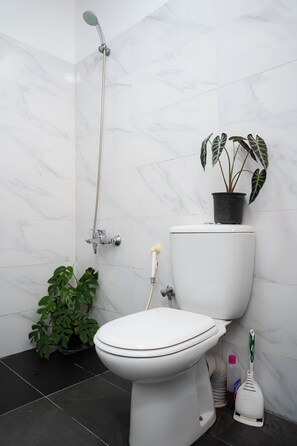 Haartrockner, Handtücher, Seife, Toilettenpapier