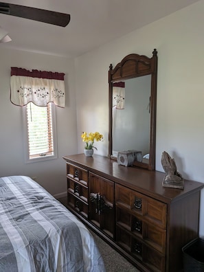 3 habitaciones, tabla de planchar con plancha, wifi y ropa de cama