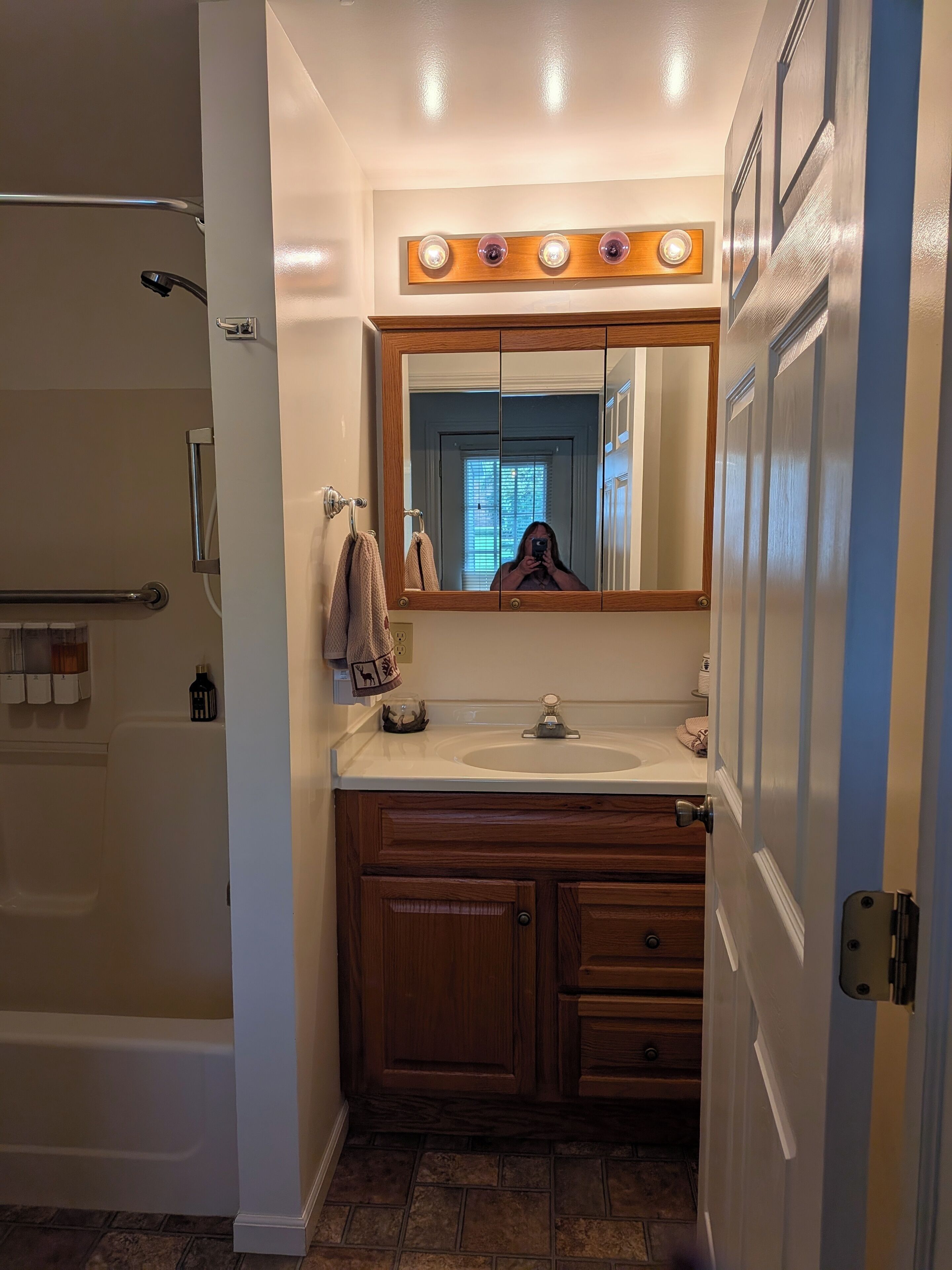 Dusj, hårføner, håndklær og såpe