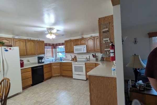 Kjøleskap, mikrobølgeovn, ovn og kokeplater