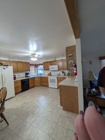 Fridge, microwave, oven, stovetop. Peace of Heaven: 3-bedroom house in peaceful Hillman with AC