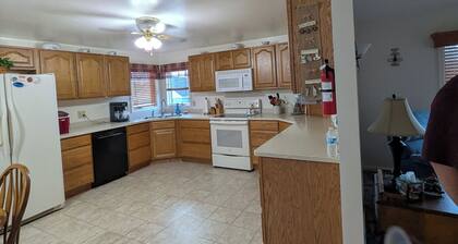 Peace of Heaven: 3-bedroom house in peaceful Hillman with AC