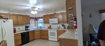 Peace of Heaven: 3-bedroom house in peaceful Hillman with AC