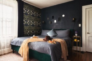 4 habitaciones, escritorio y tabla de planchar con plancha