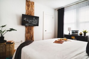 4 bedrooms, desk, iron/ironing board, travel crib - 4BR • King Suites • Fun Kids Room • Walk Everywhere (Charlotte)