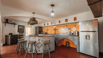 Chaumière familiale, vue sur le jardin | Cuisine privée