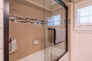Haartrockner, Handtücher, Seife, Shampoo