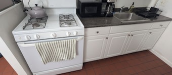 2nd Floor South Philly Apartment w/ a view of Stadiums. Quiet street w/ parking!