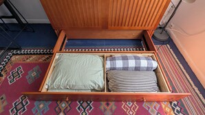 Estructura de cama de madera con colchón y almohadas.