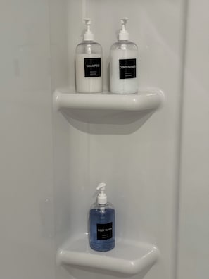 Haartrockner, Handtücher, Seife, Toilettenpapier