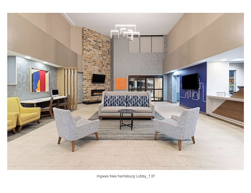 ​Charming Harrisburg hotel: 2 Queen beds in a room- AC, laundry, fitness center.