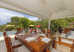 Outdoor dining - Beautiful Seascape Villa, Silver Sands Resort. Relax, recharge, and unwind! (Duncans)