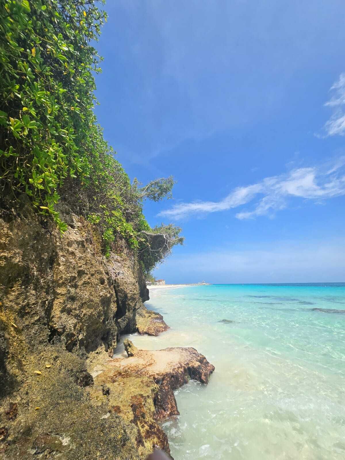 Una spiaggia nelle vicinanze, lettini da mare, teli da spiaggia