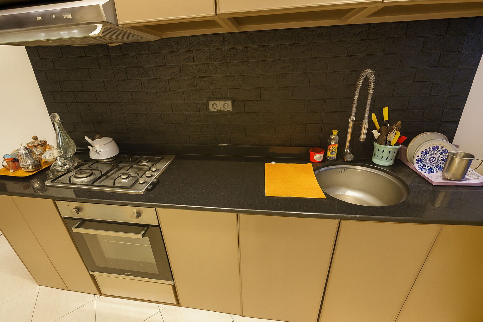 Fridge, oven, stovetop, coffee/tea maker