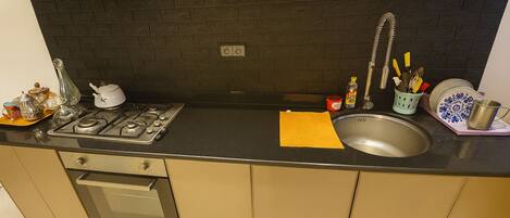 Fridge, oven, stovetop, coffee/tea maker