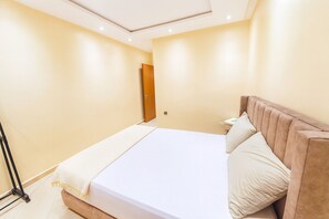 2 chambres, coffre-fort, fer et planche à repasser