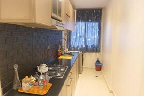 Fridge, oven, stovetop, coffee/tea maker