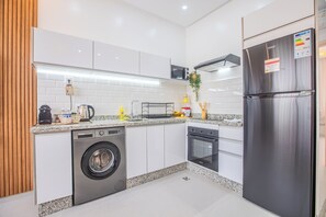 冷蔵庫、電子レンジ、オーブン、コンロ