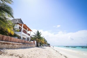 Na praia, espreguiçadeiras, toalhas de praia 