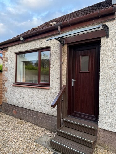 Cosy Village Apartment. Pet-Friendly! 30 Mins from Glasgow & Edinburgh!