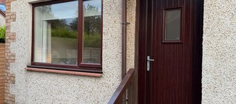 Cosy Village Apartment. Pet-Friendly! 30 Mins from Glasgow & Edinburgh!