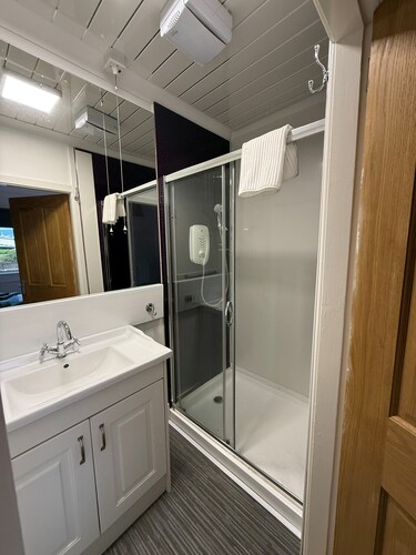 Cosy Village Apartment. Pet-Friendly! 30 Mins from Glasgow & Edinburgh!