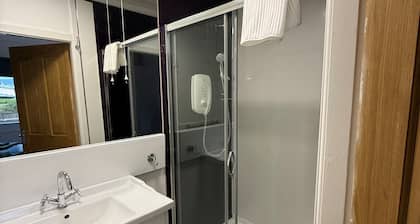 Cosy Village Apartment. Pet-Friendly! 30 Mins from Glasgow & Edinburgh!