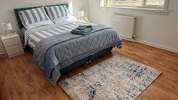 1 bedroom, bed sheets
