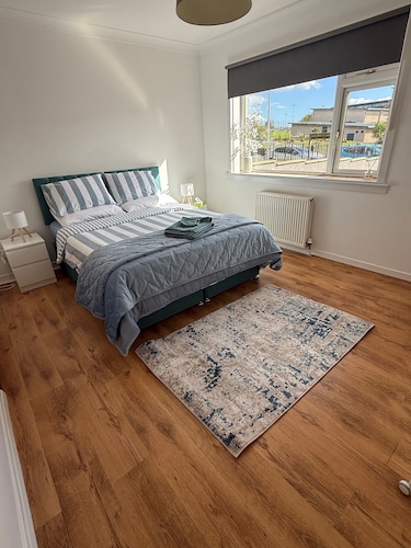 Cosy Village Apartment. Pet-Friendly! 30 Mins from Glasgow & Edinburgh!