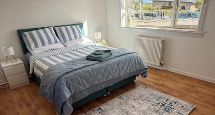 Cosy Village Apartment. Pet-Friendly! 30 Mins from Glasgow & Edinburgh!