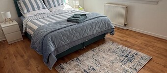 Cosy Village Apartment. Pet-Friendly! 30 Mins from Glasgow & Edinburgh!