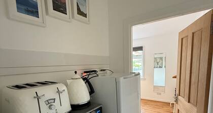 Cosy Village Apartment. Pet-Friendly! 30 Mins from Glasgow & Edinburgh!